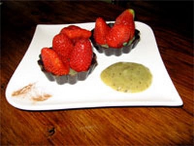 Tarte fraise-kiwi en coque de chocolat