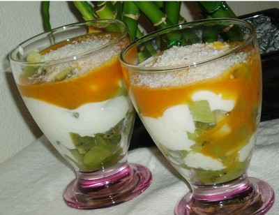 Verrines kiwis-mascarpone et coulis de mangue