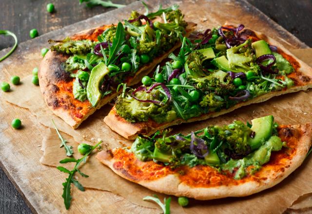 Pizza aux légumes verts et avocat