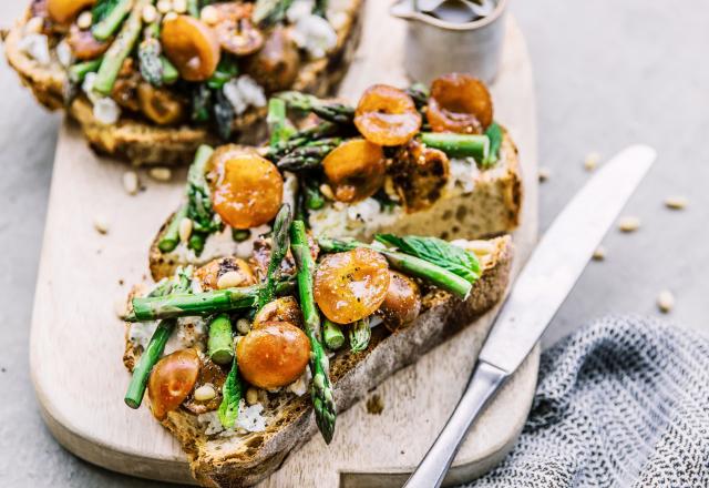 Tartine aux mirabelles rôties, chèvre frais, asperges et menthe