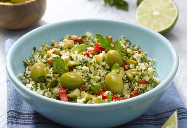 Salade de quinoa aux olives vertes comme un taboulé