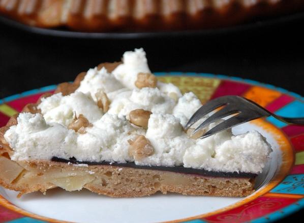 Gâteau façon tarte poire, gelée de vin et mousse de roquefort