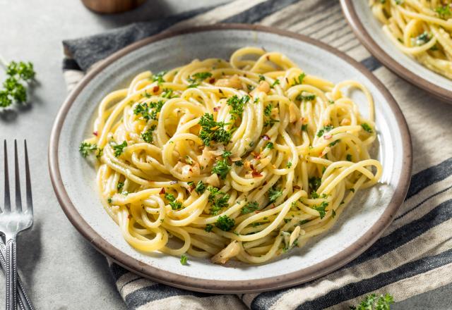 Simple et peu chère, cette recette de pâtes onctueuses à l’ail ne peut que vous faire fondre