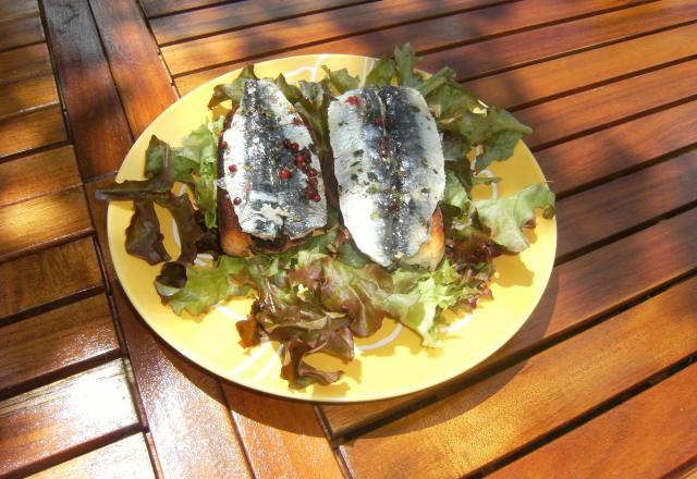 Sardines citronnées sur pains grillés aillés