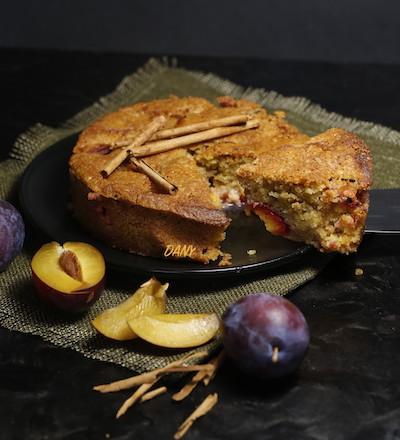 Tendre gâteau à la cannelle et aux reines-claudes