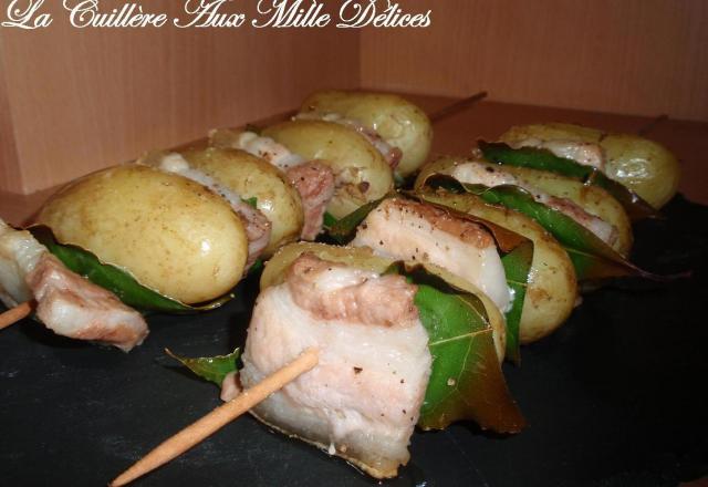 Brochettes de pommes de terre, lard et laurier