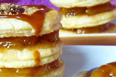 Millefeuille aux pêches et au caramel