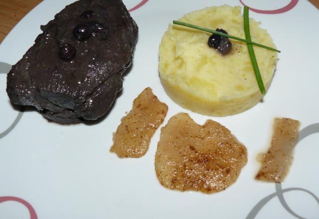 Pavé de sanglier et son jus de viande au vin rouge et myrtilles, écrasé de pommes de terre et poire épicée