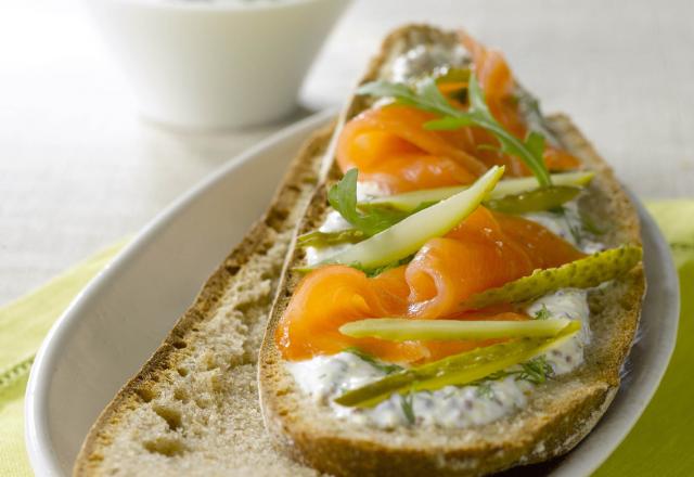 Tartines saumon fumé, aneth au pain de seigle