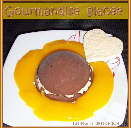 Dôme glacé chocolat meringues, coulis de mangue