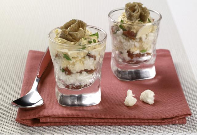 Verrine saumon-ciboulette, taboulé de chou-fleur et tomates confites, croustillant de blé noir