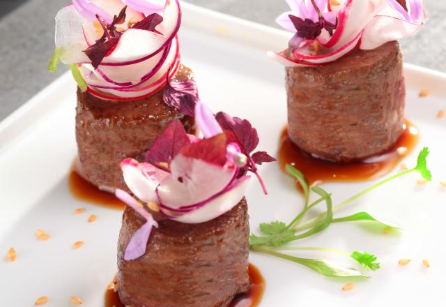 Filet de rumsteck juste saisi et glacé au soja, copeaux de légumes aux herbes fraiches et sésame