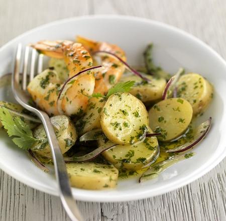 Salade de Ratte aux gambas, à la coriandre et à l'oignon rouge