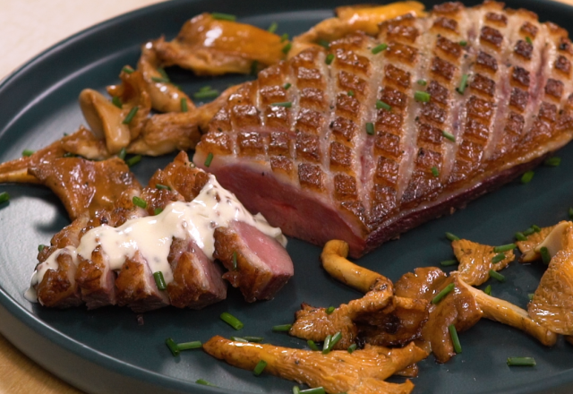 Magret de canard et sauce moutarde aux girolles