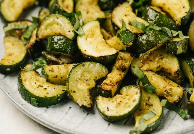 Cette salade marocaine avec 4 ingrédients va enfin donner du goût à vos courgettes !