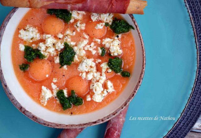 Soupe de melon à la feta et pesto de persil, fleur de sel au piment d'Espelette