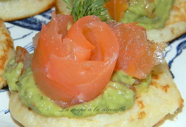 Blinis au saumon et guacamole