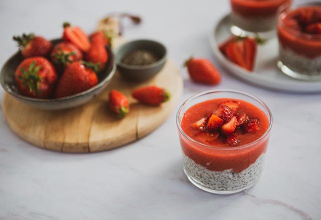 Pudding de chia au lait de coco et à la fraise