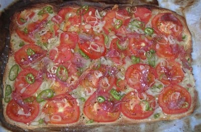 Coca aux tomates et jambon serrano