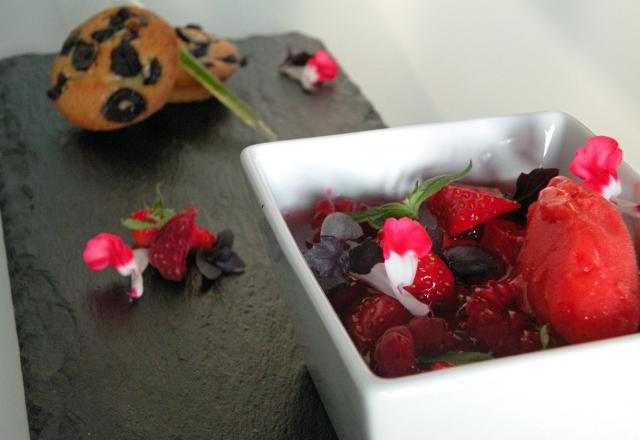 Consommé glacé fraises-framboises, sorbet à la fraise,pesto sucré au basilic et financiers aux olives confites