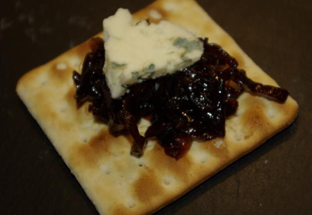 Crackers...au roquefort papillon et chutney d'oignons rouges