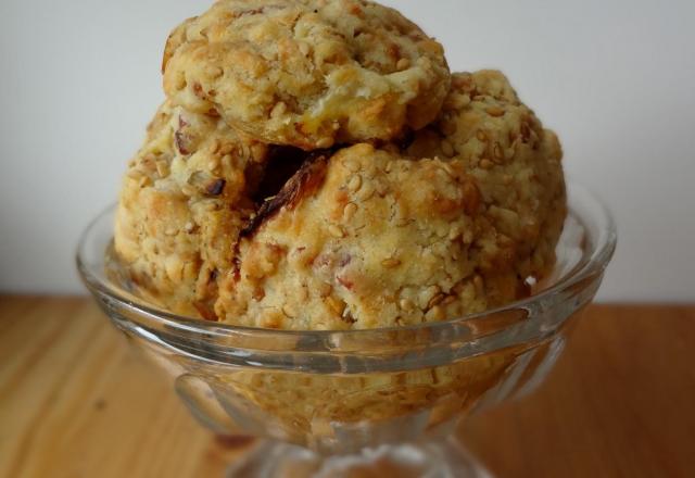 Cookies oignons, sésame et lard fumé