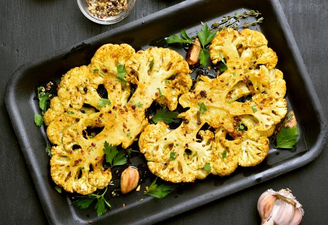 Cyril Lignac nous partage sa recette de chou-fleur braisé parfumé avec un délicieux mélange d’épices