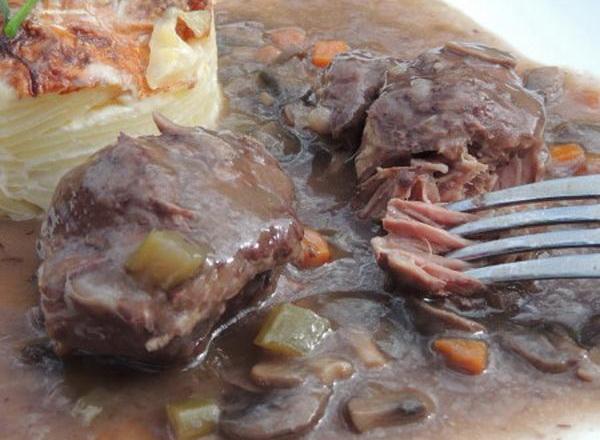 Joues de porc confites au vin rouge