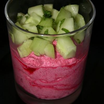 Verrine de mousse de betterave et dés de concombre à la menthe