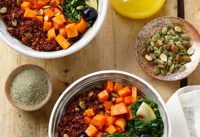 Power Bowl au quinoa, chou kale, patate douce et myrtilles