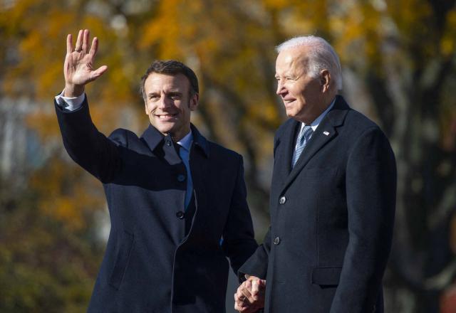 Homard, caviar... le repas indécent d'Emmanuel Macron & Joe Biden !