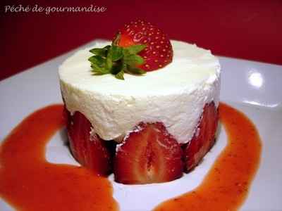 Entremets mousseux aux fraises et son coulis