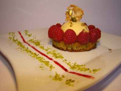 Tartelette aux framboises, pistache et nougat de Montélimar