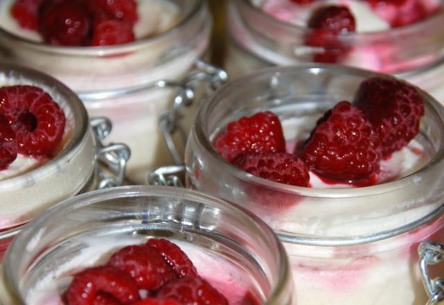 Petits bocaux de tiramisu à la framboise