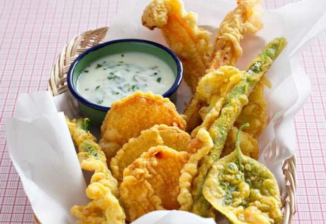 Légumes en tempura au curcuma, sauce yaourt-menthe