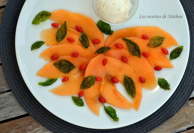 Carpaccio de melon mariné au Limoncello, baies de goji et chips de basilic, caramel de Xérès