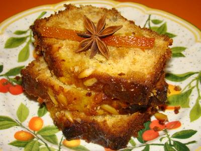 Cake fondant au pain d'épice, orange et pignons de pin