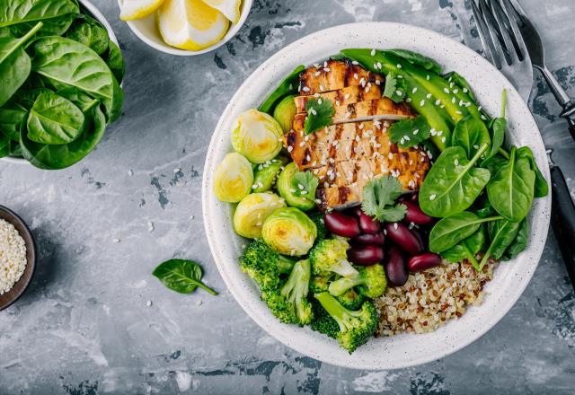 Salade bowl au quinoa, poulet grillé, haricots rouges, avocat et légumes verts