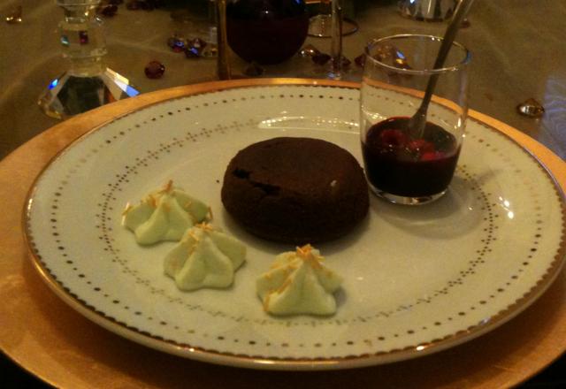 Cœur fondant au chocolat et coulis de fruits rouge