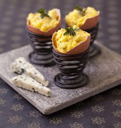 Œufs brouillés au roquefort en coquille