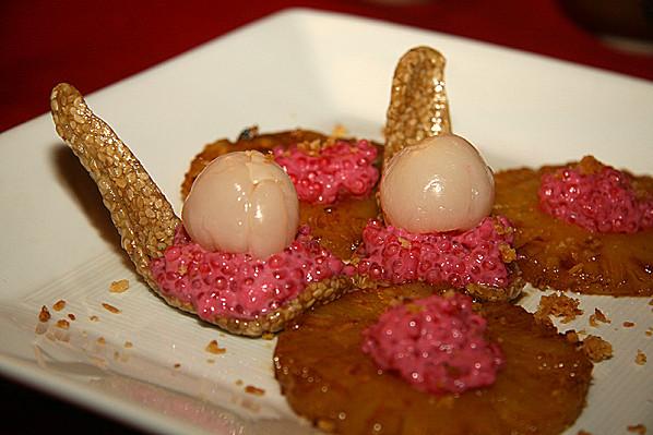 Ananas caramélisé au gingembre et caviar de rose