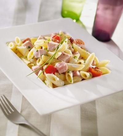 Penne rigate aux dés de rôti de porc braisés et tomates cerises