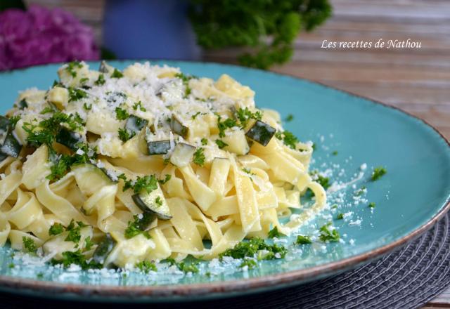 Tagliatelle aux courgettes sautées à l'ail, citron et persil