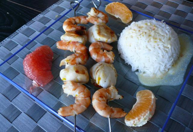 Brochettes de crevettes et saint jacques sauce agrumes