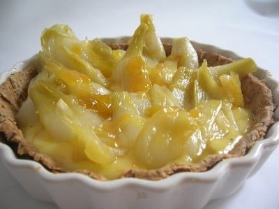 Tarte aux oignons blancs, crème d'orange et pavot