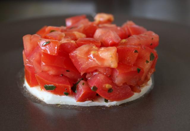 Tartare de tomates/basilic sur lit de mozzarella