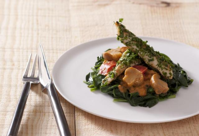 Aiguillettes de poulet enrobées d'herbes fraîches, tombée de pousses d'épinards aux Champignons de Paris à la tomate, mascarpone, pointe de piment d'Espelette