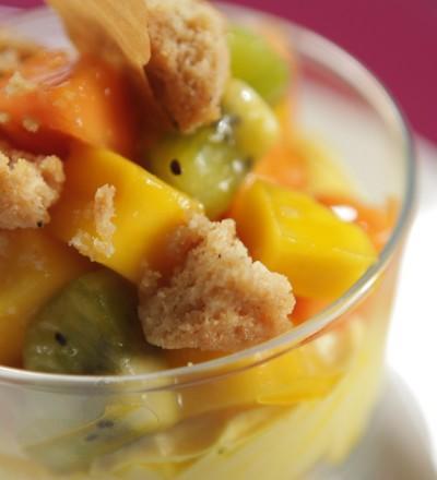 Verrine aux fruits exotiques mascarpone au safran et au crumble