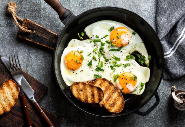 "Petite astuce pour les réussir à tous les coups " : un chef dévoile son secret pour faire des œufs au plat parfaits !