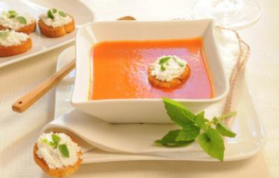 Gaspacho au basilic et croûtons au chèvre frais